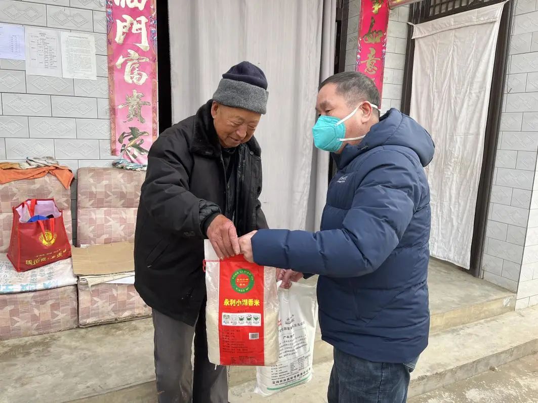 宝鸡青铜器博物院到陈仓区坪头镇大坪村开展“春节送温暖”主题党日活动